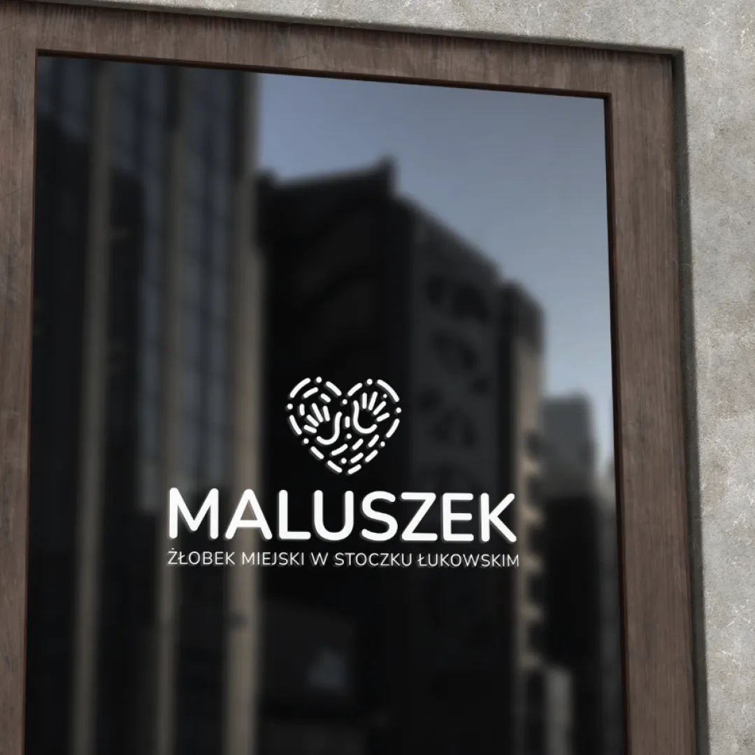 Logo żłobka na drzwiach wejściowych